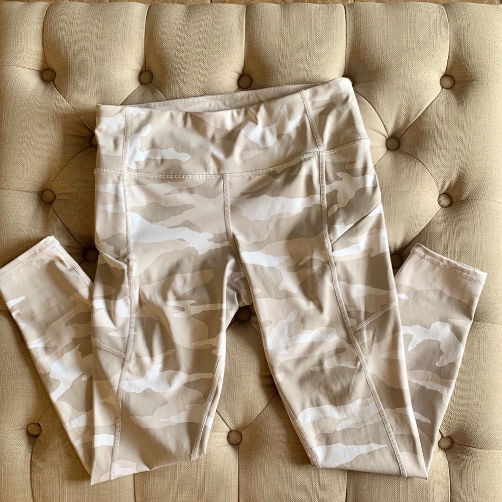 Athleta Contender small white Camo 7/8 leggings